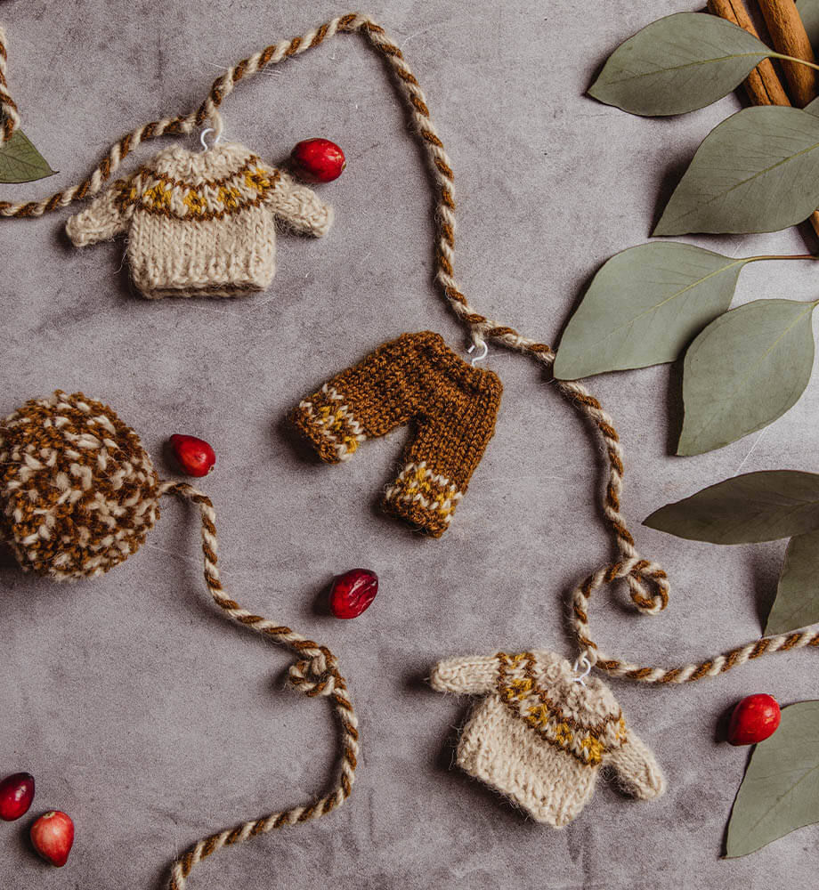 Garland with mini knitted sweaters and mini pants